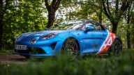 Auto - News: Alpine A110 Trackside: l'auto di Alonso ed Ocon dei GP Europei di F1