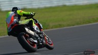 Moto - Test: Prova video Aprilia Tuono V4 Factory 2021: CAMPIONESSA DEI PESI MASSIMI