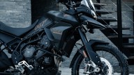 Moto - News: Triumph Tiger 900 Bond Edition, la moto dello 007 che non muore mai