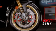 Moto - News: Aprilia RSV4 Factory 2022 Ultra Dark: la superbike con l’abito da sera