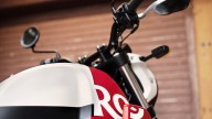 Moto - News: Royal Enfield Scram 411: l'Himalayan si spoglia e diventa scrambler