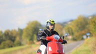 Moto - Test: Ho guidato una macchina del tempo e assomigliava ad una Vespa rossa 