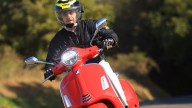 Moto - Test: Ho guidato una macchina del tempo e assomigliava ad una Vespa rossa 