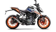 Moto - News: KTM 790 Duke 2023: la naked "via di mezzo", Ready To Race