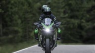 Moto - News: Kawasaki Ninja H2 SX 2023: arrivano gli abbaglianti automatici