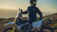 Moto - News: Husqvarna Motorcycles 701 Enduro e 701 Supermoto 2023: il mono nel cuore