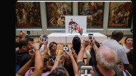 MotoGP: Marc Marquez diventa un meme: in un museo o con Alonso a prendere il sole