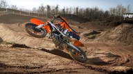 Moto - News: KTM SX-F 2024: le nuove motocross austriache si aggiornano