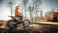 Moto - News: KTM SX-F 2024: le nuove motocross austriache si aggiornano