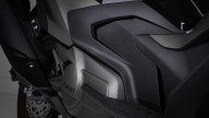 Moto - News: Kymco AK550 Premium: il maxiscooter si fa lussuoso