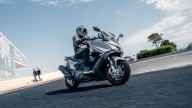 Moto - News: Kymco AK550 Premium: il maxiscooter si fa lussuoso