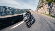 Moto - News: Kymco AK550 Premium: il maxiscooter si fa lussuoso