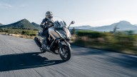 Moto - News: Kymco AK550 Premium: il maxiscooter si fa lussuoso