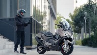 Moto - News: Kymco AK550 Premium: il maxiscooter si fa lussuoso