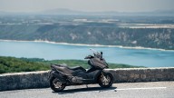 Moto - News: Kymco AK550 Premium: il maxiscooter si fa lussuoso