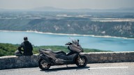 Moto - News: Kymco AK550 Premium: il maxiscooter si fa lussuoso