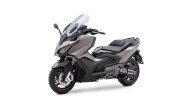 Moto - News: Kymco AK550 Premium: il maxiscooter si fa lussuoso