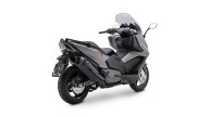 Moto - News: Kymco AK550 Premium: il maxiscooter si fa lussuoso