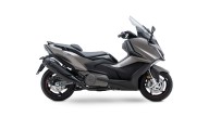 Moto - News: Kymco AK550 Premium: il maxiscooter si fa lussuoso