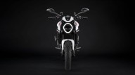 Moto - News: Ducati Monster 2024: si aggiunge la nuova livrea Iceberg White