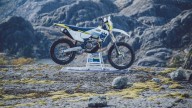 Moto - News: Husqvarna Motorcycles: ecco le nuove enduro 2024 a 2 e 4 Tempi