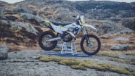 Moto - News: Husqvarna Motorcycles: ecco le nuove enduro 2024 a 2 e 4 Tempi