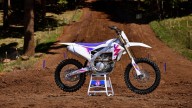 Moto - News: Yamaha festeggia i 50 anni della YZ: svelate le cross "vintage"