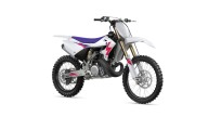 Moto - News: Yamaha festeggia i 50 anni della YZ: svelate le cross "vintage"