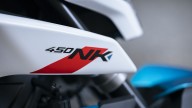 Moto - News: CFMoto 450NK: la naked media che vuole divertire