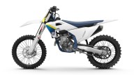 Moto - News: Husqvarna Motocross 2025: i nuovi modelli a 2 tempi TC 150 e TC 300