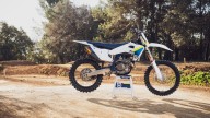 Moto - News: Husqvarna Motocross 2025: i nuovi modelli a 2 tempi TC 150 e TC 300
