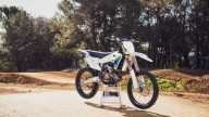 Moto - News: Husqvarna Motocross 2025: i nuovi modelli a 2 tempi TC 150 e TC 300