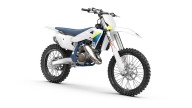 Moto - News: Husqvarna Motocross 2025: i nuovi modelli a 2 tempi TC 150 e TC 300