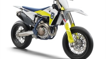 Moto - News: Husqvarna FS 450 MY21: la 'Supermoto' da pista si rinnova
