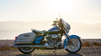 Moto - News: Harley-Davidson Electra Glide Revival: debutta la collezione Icons 