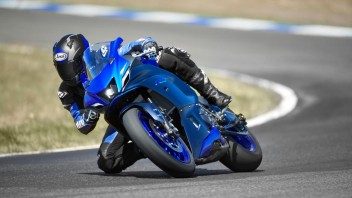 Moto - News: Yamaha R7: giù i veli! Le basteranno 73 cavalli? Caratteristiche e prezzo
