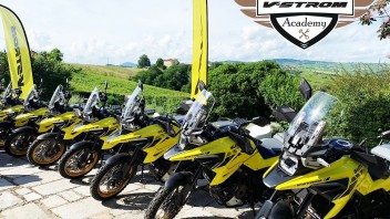 Moto - News: Suzuki V-Strom Academy 2021: corsi di guida per tutti