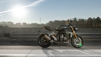 Moto - Test: Verso la prova: Triumph Speed Triple 1200 RS, hyper-naked da trono