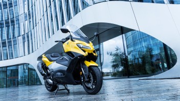 Moto - Scooter: Verso la prova: Yamaha TMAX 2022, il maxi-scooter diventa super-tech