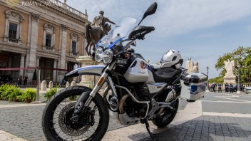 Moto - News: Moto Guzzi V85 TT: 100 esemplari alla Polizia Locale di Roma Capitale