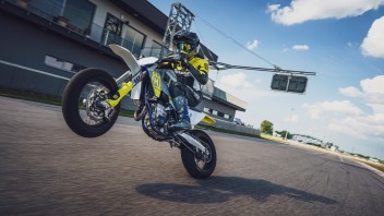 Moto - News: Husqvarna Motorcycles FS 450 2023: derapa che ti passa! 