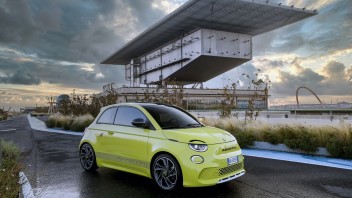 Auto - News: Abarth 500e: la prima elettrica dello Scorpione fa discutere