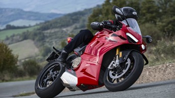 Moto - News: Pirelli svela i nuovi Diablo Supercorsa SC e SP per le sportive stradali