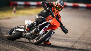 Moto - News: KTM 450 SMR 2024: il supermoto si fa sempre più professionale
