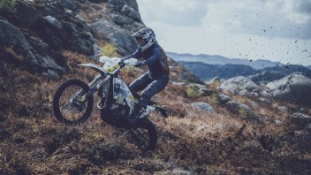 Moto - News: Husqvarna Motorcycles: ecco le nuove enduro 2024 a 2 e 4 Tempi