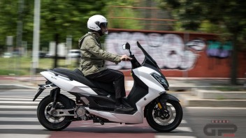 Moto - Test: TEST - Nerva EXE: lo scooterone elettrico da città che aiuta l'Africa