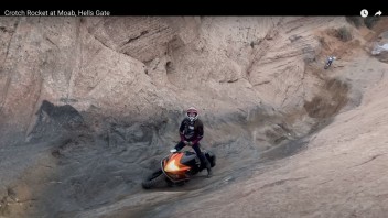 Moto - News: VIDEO - Una Suzuki Hayabusa all'Hell's Gate: follia o genio?