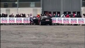 Moto - News: Stuntman perde il controllo dell'auto al Bike Expo: nessun ferito grave