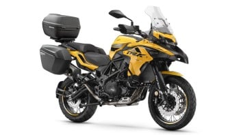 Moto - News: Benelli TRK 502 ed X: fino al 30 giugno 2024 tris valigie incluso nel prezzo