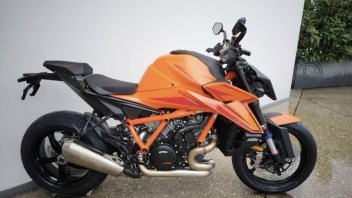 Moto - News: KTM 1390 Super Duke 2024: i primi scatti 'rubati', oggi sarà svelata